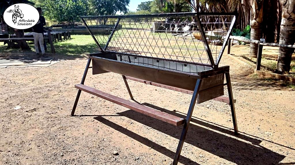 Voerbak met trap en lusern mandjie vir boer bokke
